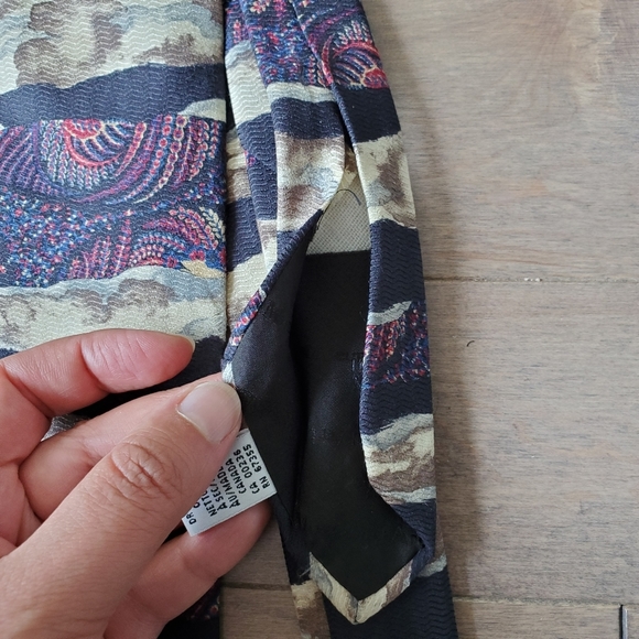 Metropolitan Museum of Art 100% silk tie - Picture 7 of 7